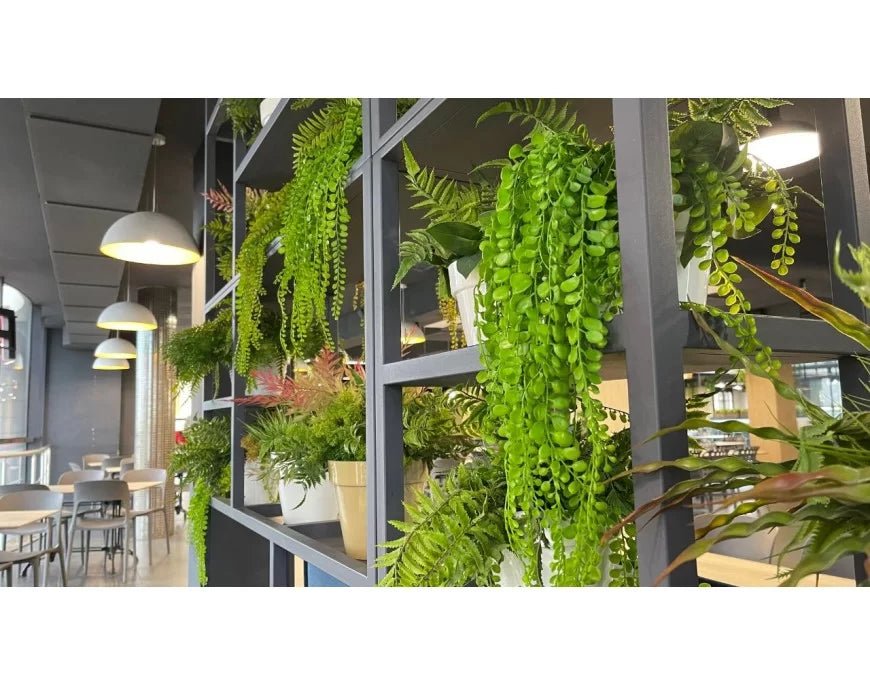 Siepi artificiali: una soluzione elegante e pratica per bar, hotel e attività ristorative