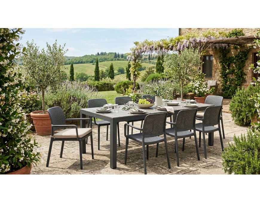 Progettare la zona pranzo in giardino: come abbinare i tavoli e le sedie