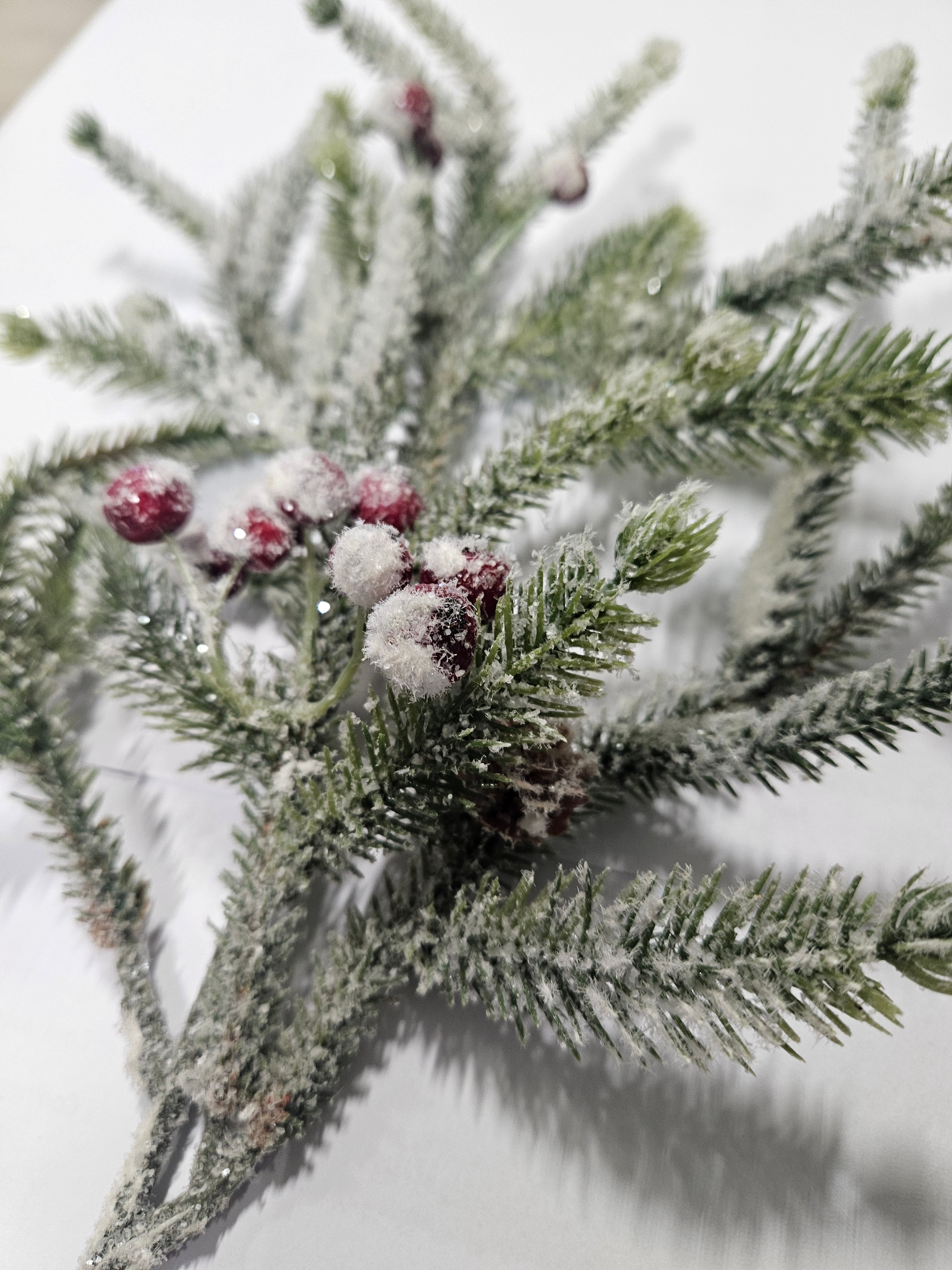 Ramo di pino innevato con bacche  38 cm