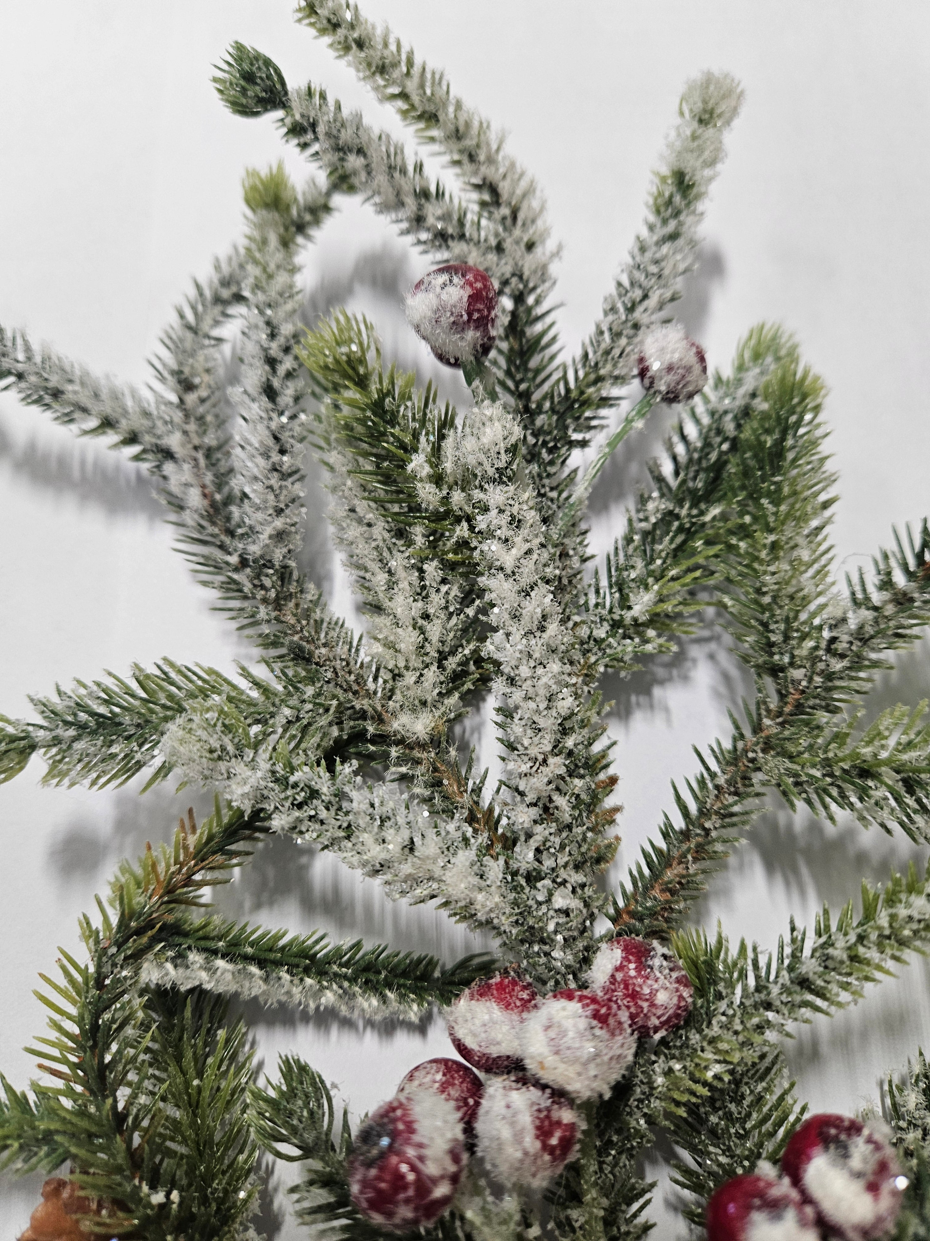 Ramo di pino innevato con bacche  38 cm