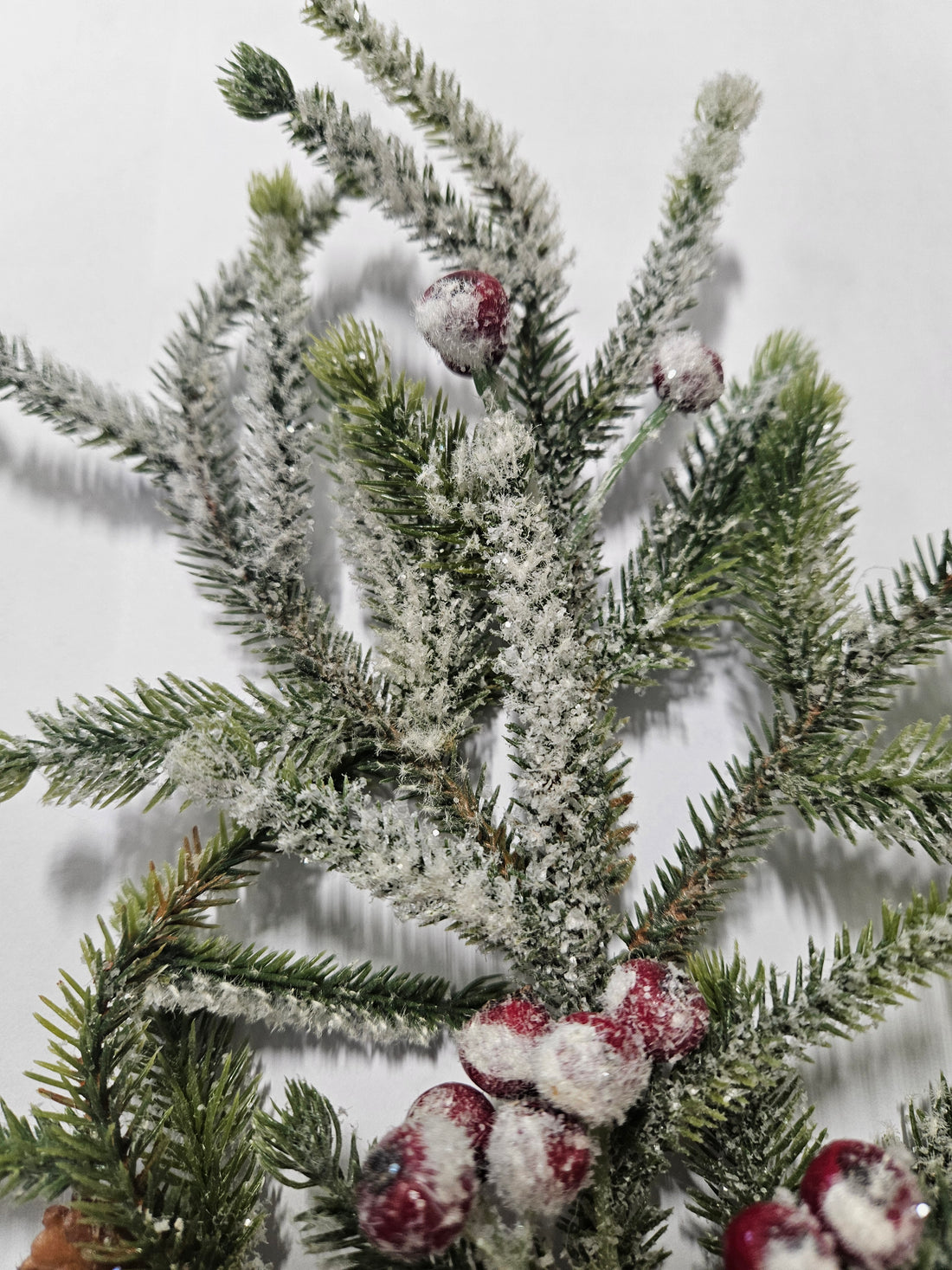 Ramo di pino innevato con bacche  38 cm