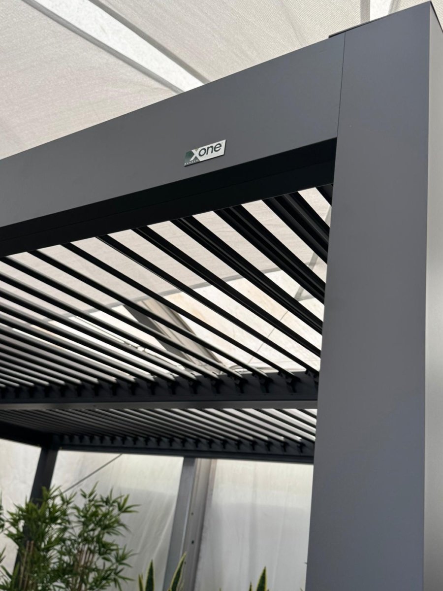Pergola bioclimatica autoportante in alluminio antracite Gaia Xone - Perrone Shop