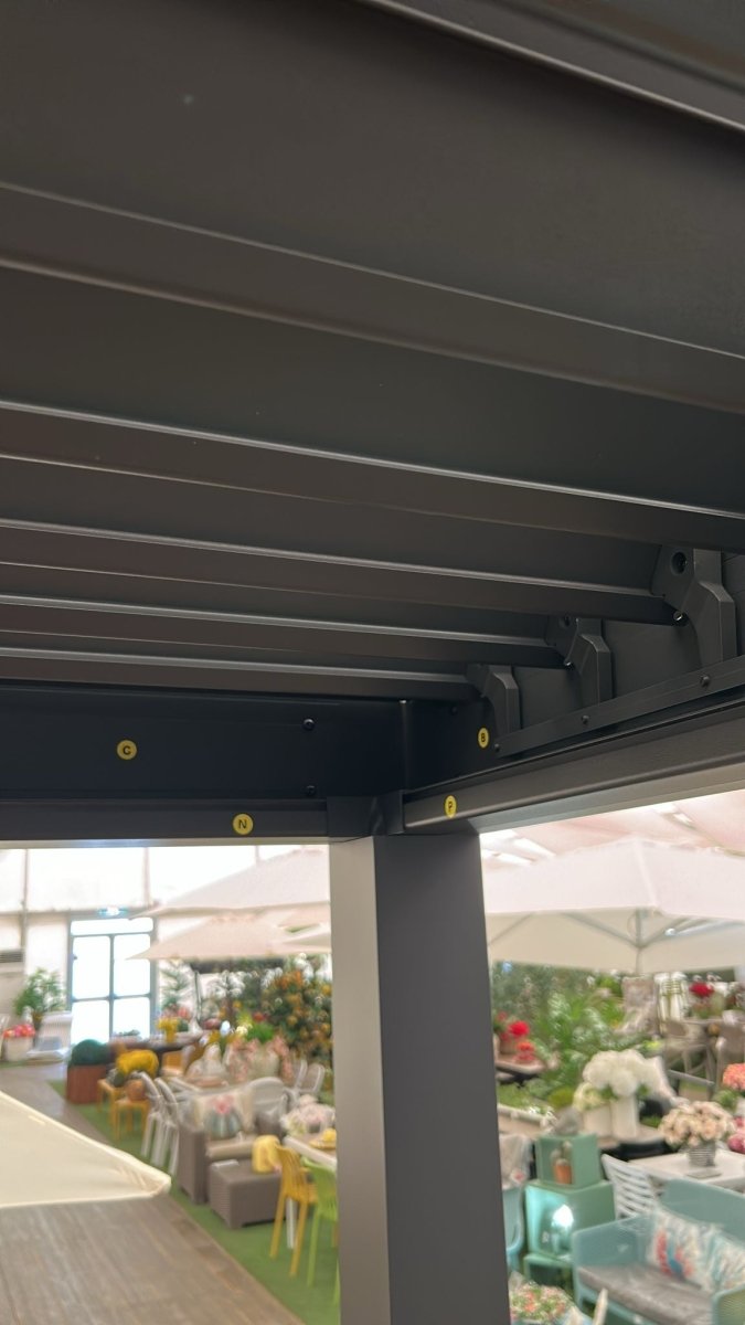 Pergola bioclimatica autoportante in alluminio antracite Gaia Xone - Perrone Shop