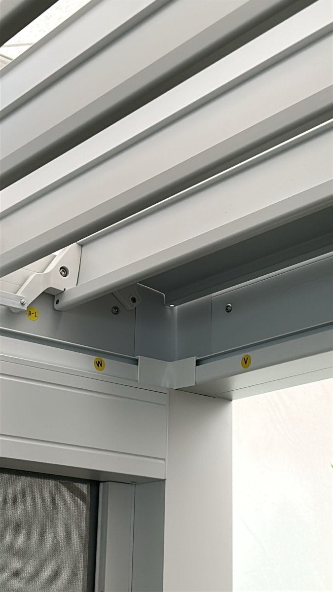 Pergola bioclimatica autoportante in alluminio bianco Gaia Xone - Perrone Shop