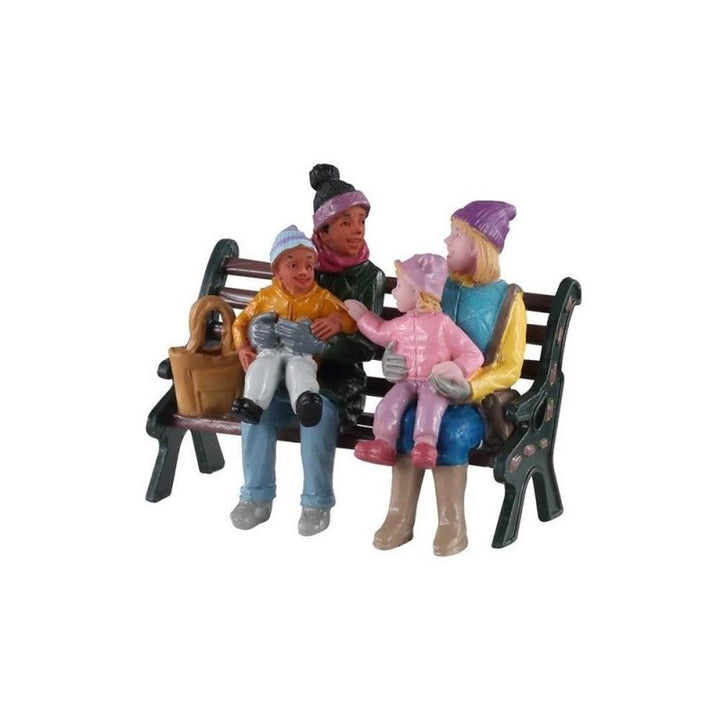 Famiglia su panchina al parco - Lemax