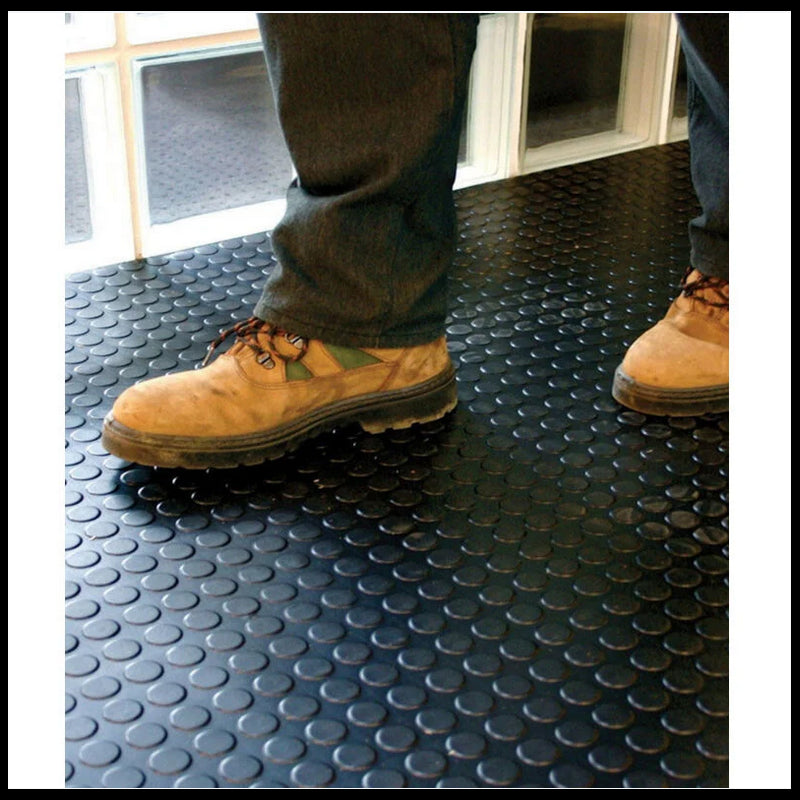 Pavimento bullonato antiscivolo in PVC nero